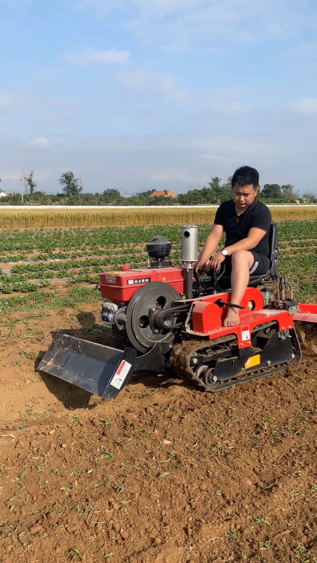 多功能乘坐式履带微耕机
