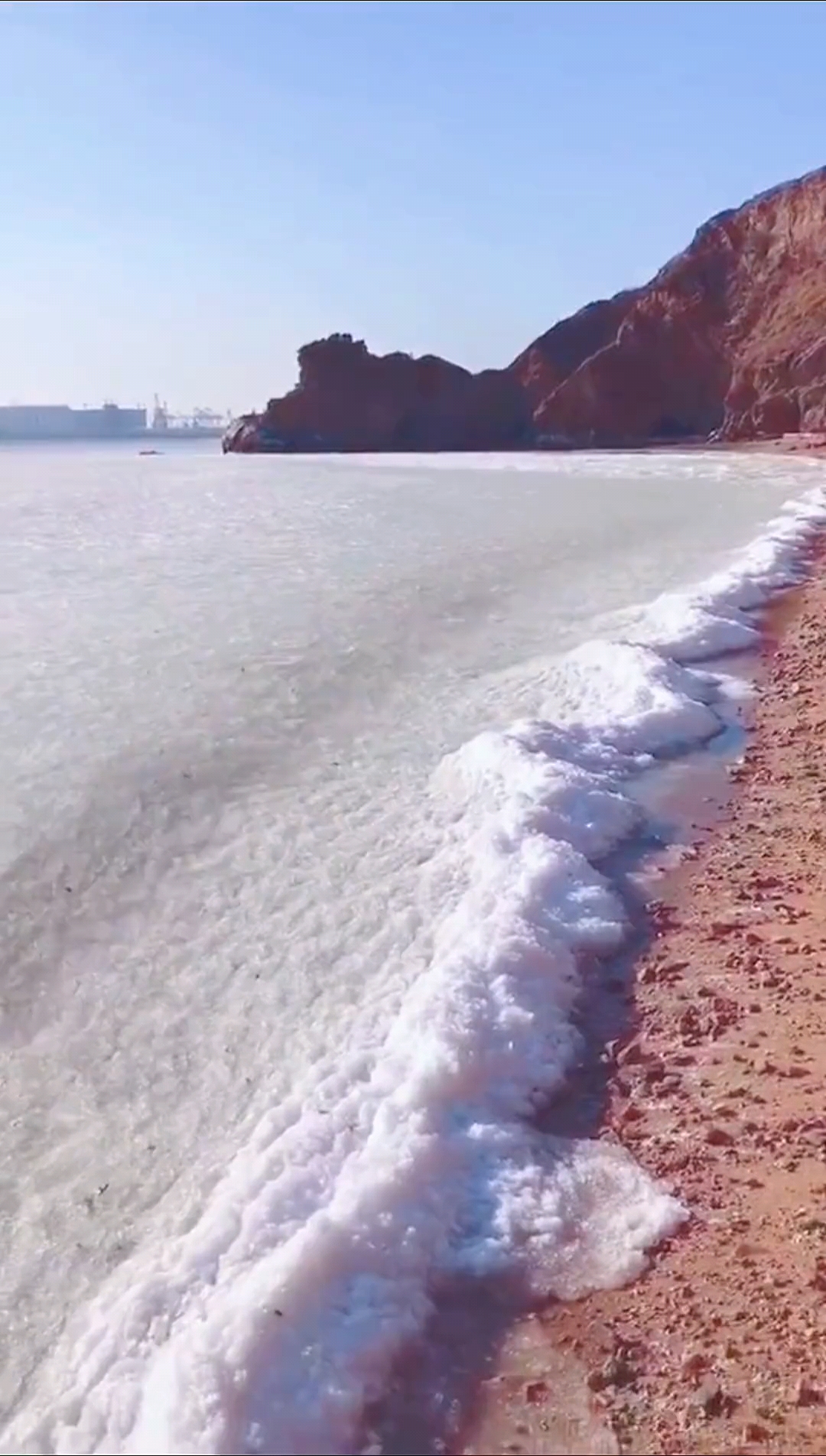冬天因为气温低海水结冰形成冰沙浪