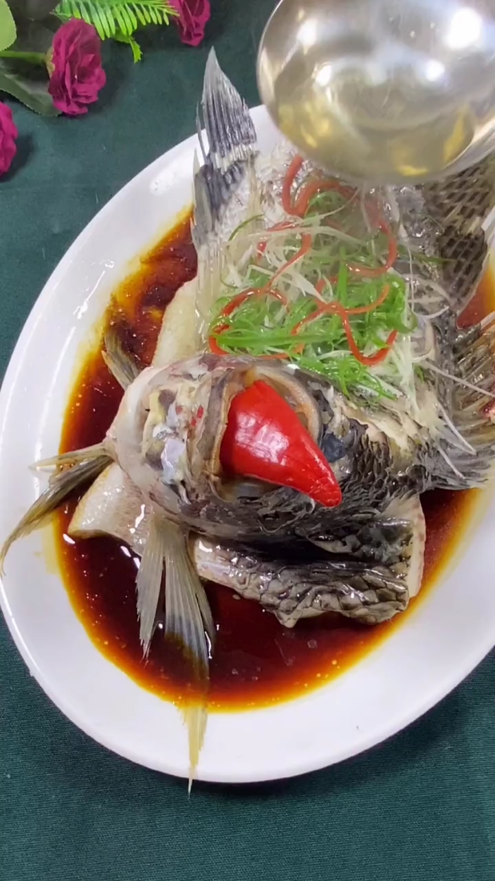 美食清蒸罗非鱼还是外生的佬味道好吃