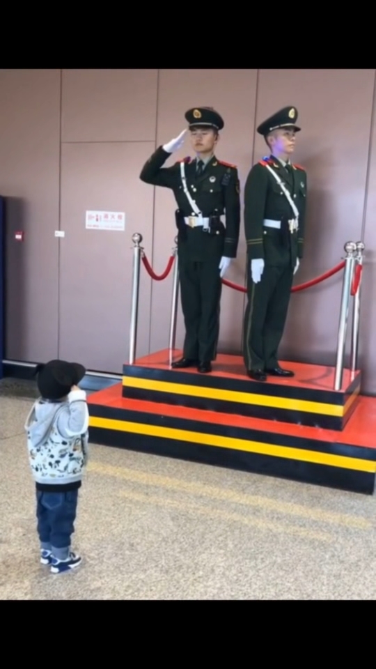 我可爱的儿子给军人敬礼收到回礼的那一刻太温暖了