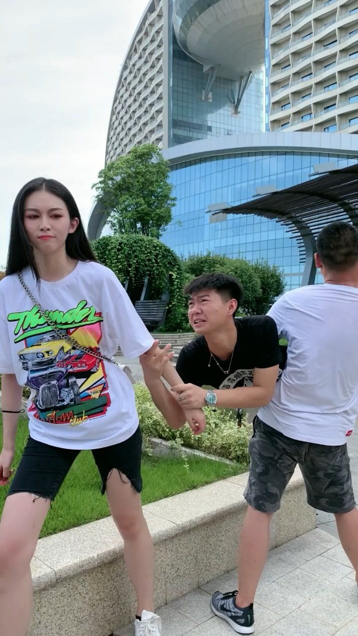 老板的傻儿子现场展示撩妹技巧