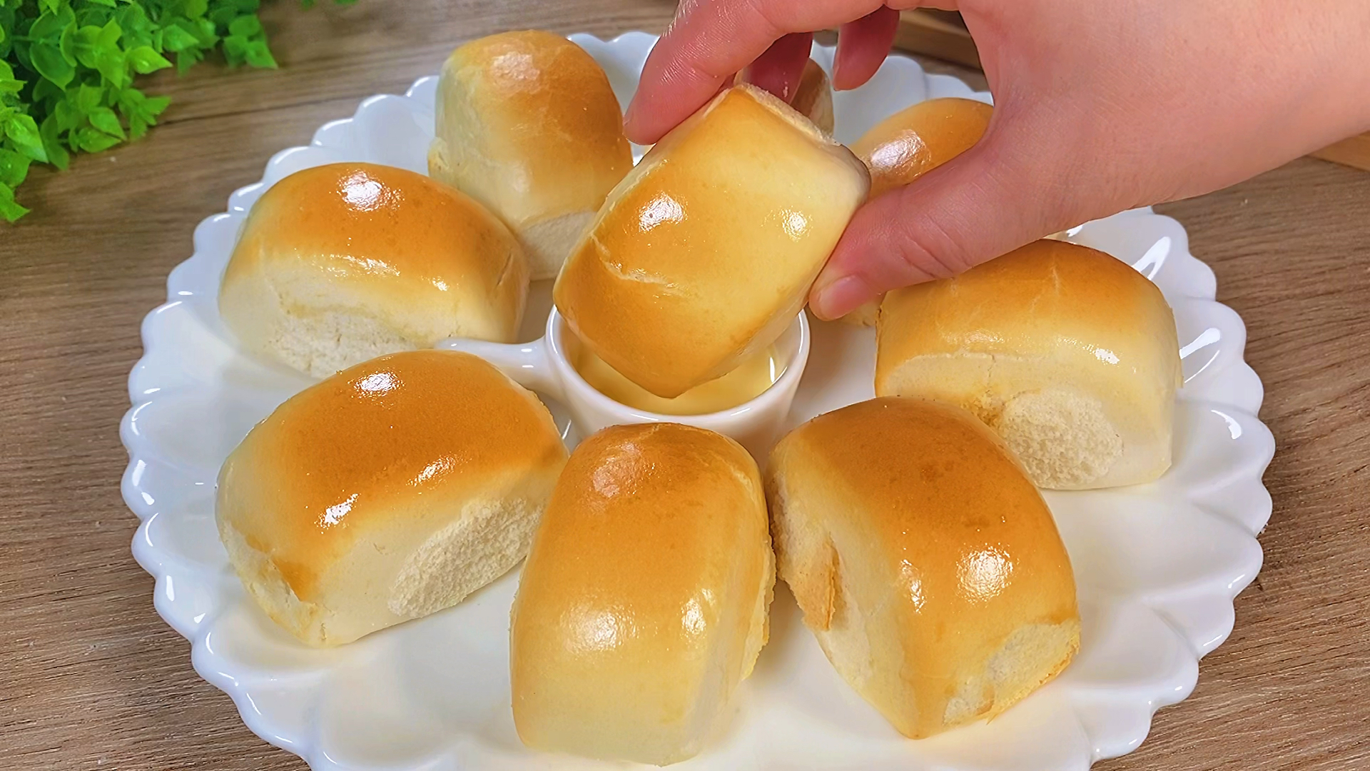 今天花了三块钱买了一包奶香小馒头,用空气烤箱烤了一下,孩子特别喜欢