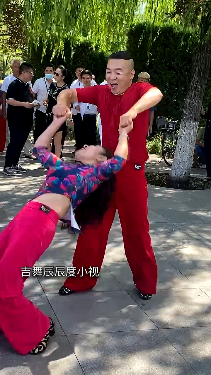 舞蹈辫子哥和刘艳共舞精彩片段