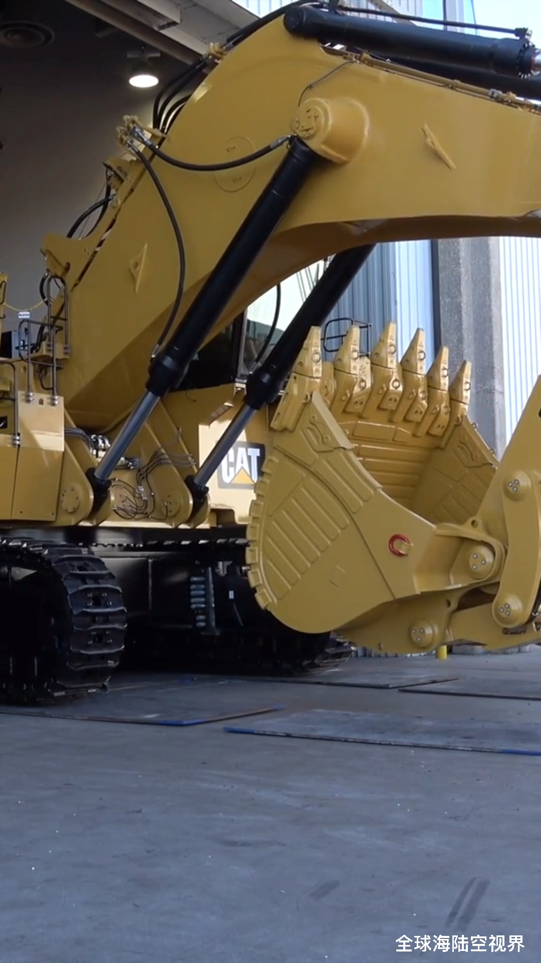 挖掘机#卡特6020b挖掘机!好想买一台送儿子上幼儿园