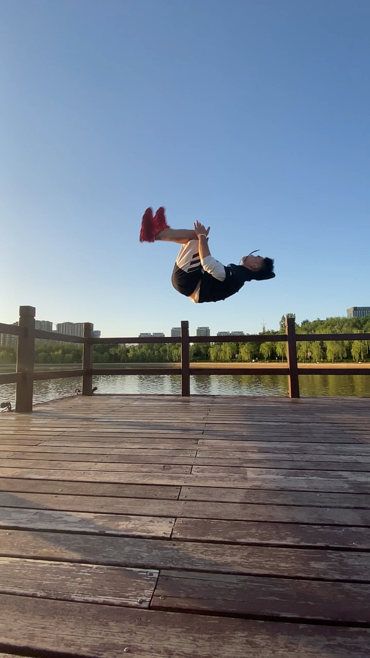 高手在民间#自学后空翻第3天,这动作帅气吗