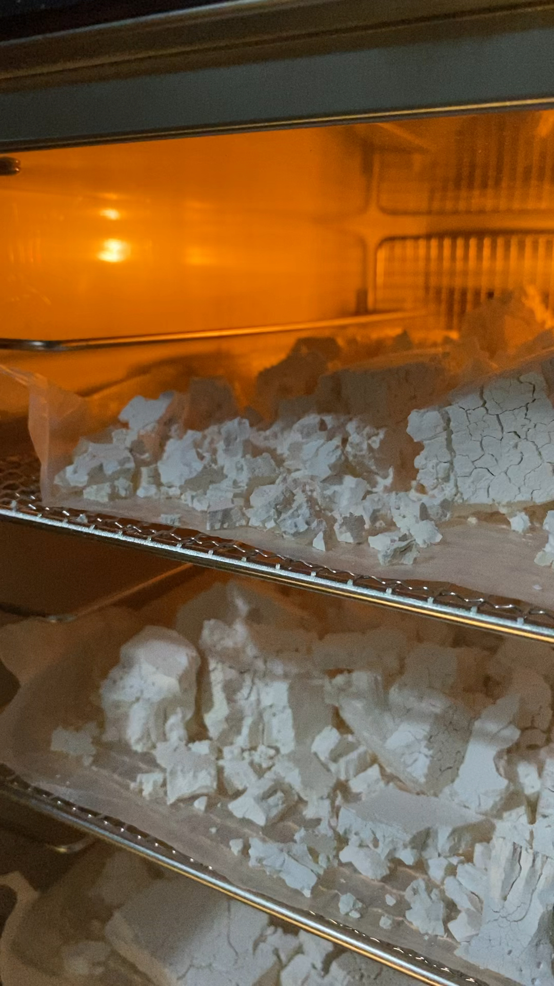 老辈人制作葛根粉,遇到不好的天气,只能眼看着变质发霉,现在备个烘干