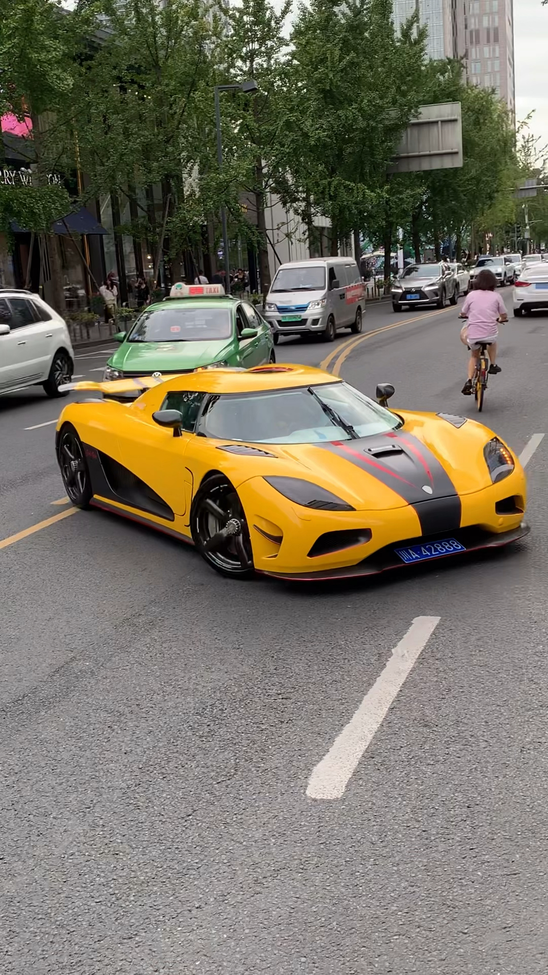 街拍豪车#偶遇豪车界大佬高总开幽灵神车科尼塞格带女友炸街,太稀有