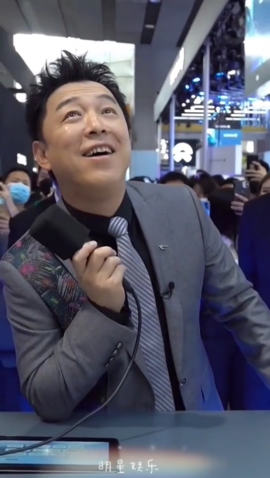 明星动态黄渤这是碰到谁了那么惊讶的表情这是多少年没见的表情了