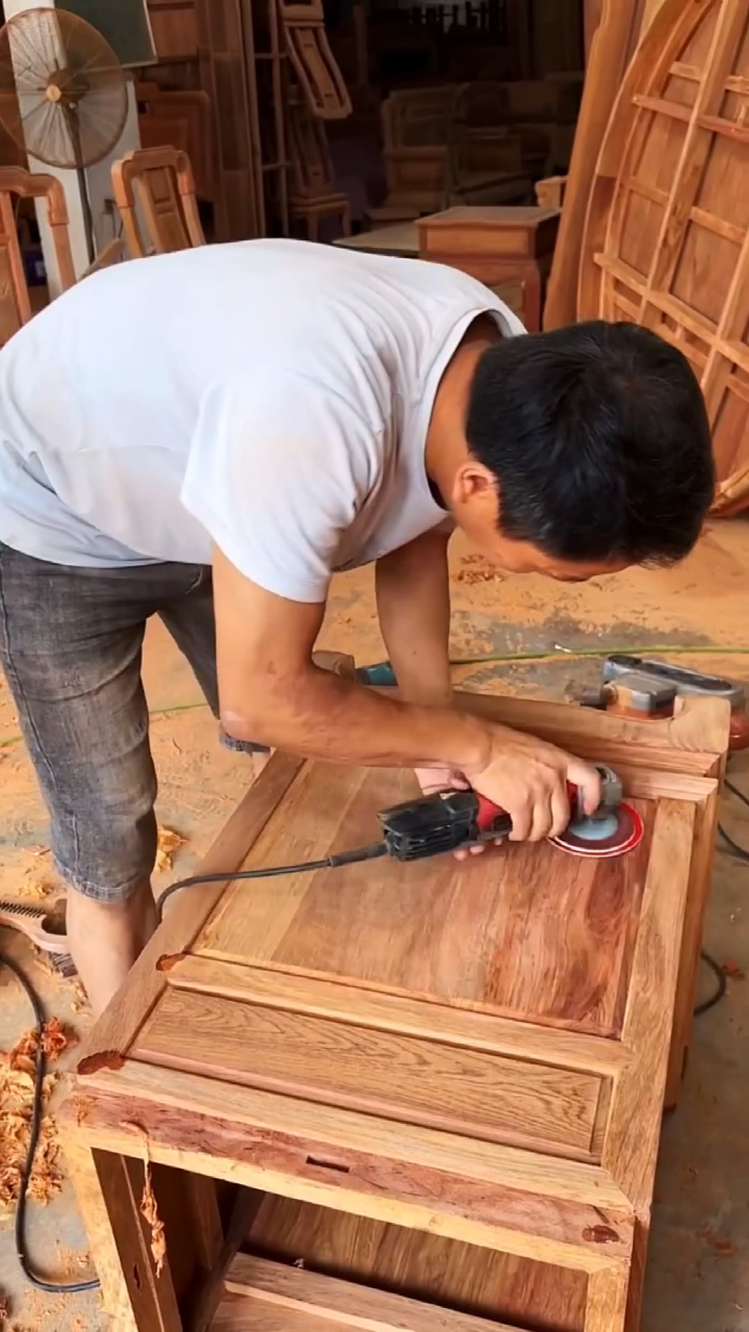 你见过给红木家具抛光的吗?是为了让家具表面更加光滑平整!-度小视