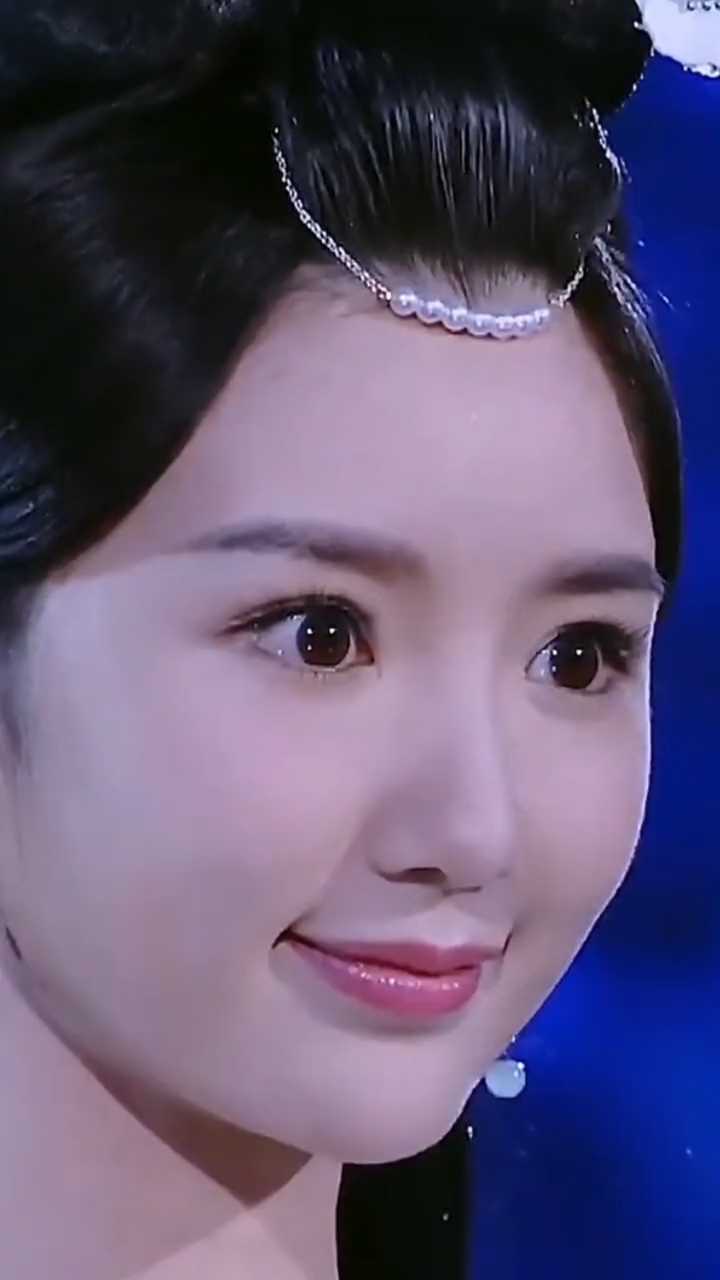 宝藏女孩毛晓彤天生自带美瞳太美忒可爱了!