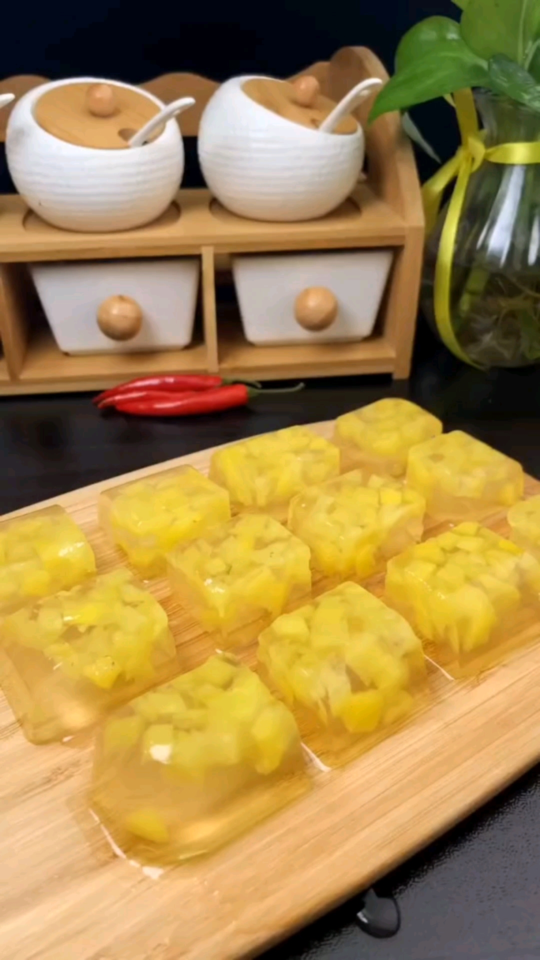 今天我们用菠萝和白凉粉做好吃又简单的果冻