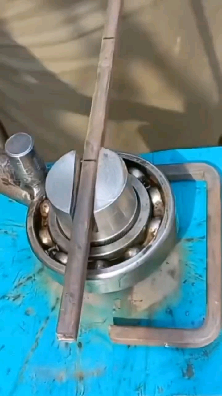 单位师傅自制了一台小型钢筋折弯机