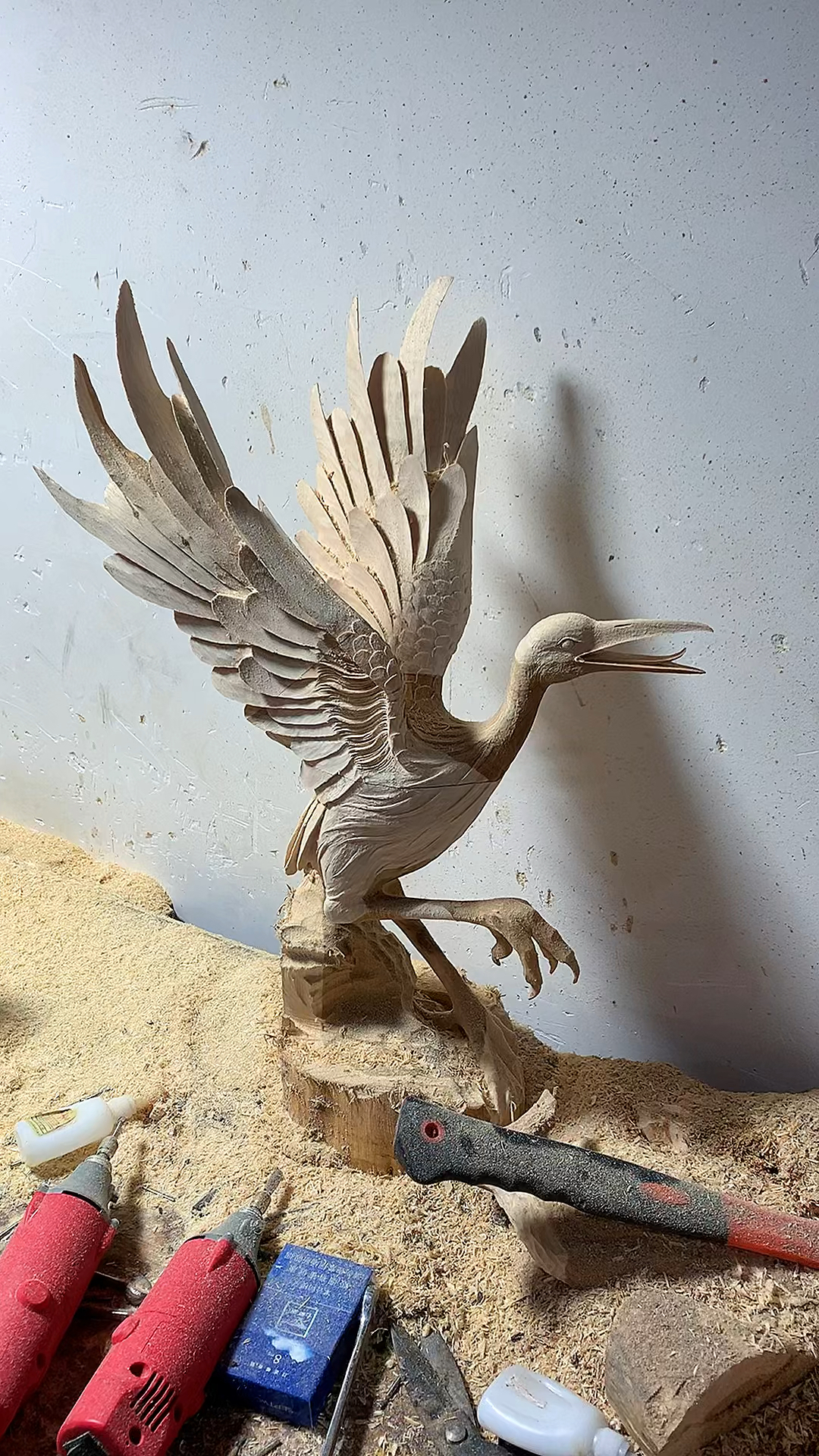 木雕制作过程一只仙鹤雕刻栩栩如生