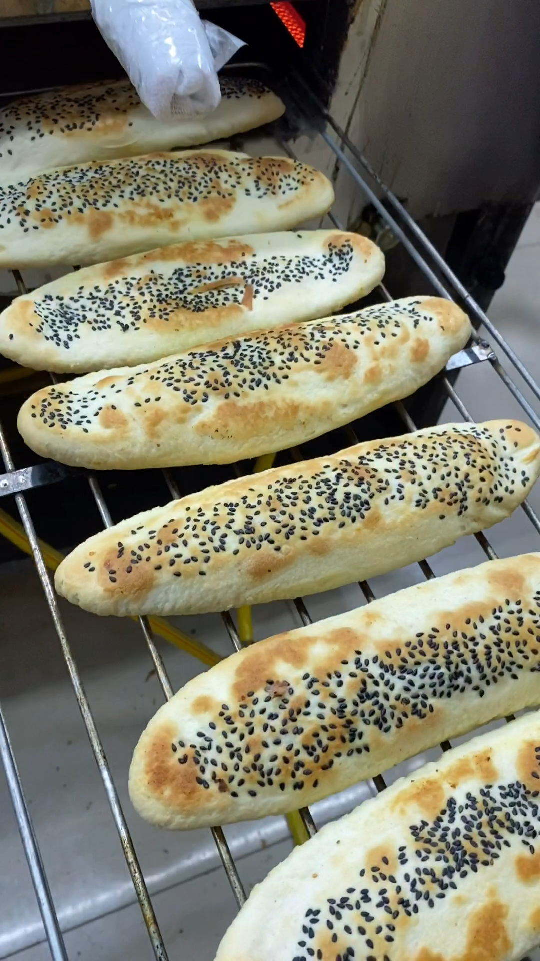 巴掌大的小店,每天几十人排队等香酥千层烧饼,这样的手速,一分钟10个