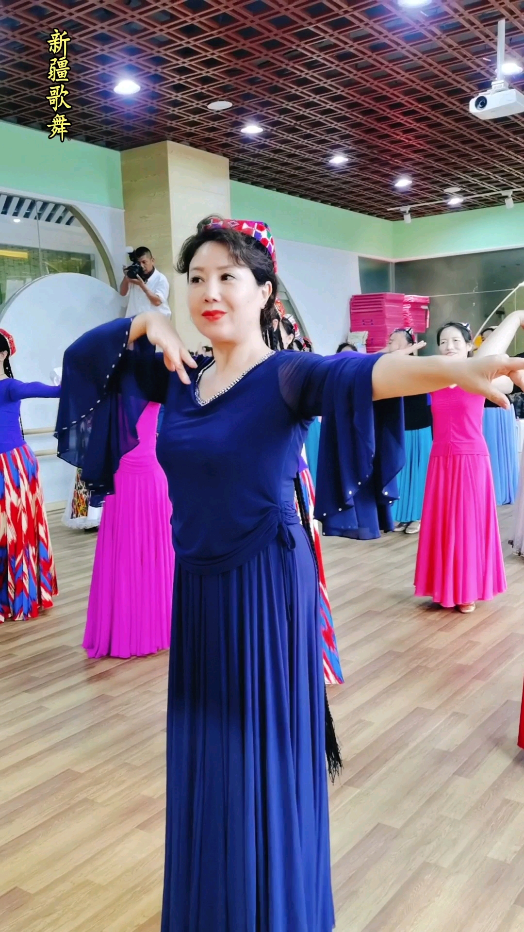 看这新疆舞跳的赞山西琦琦老师新疆舞教学课堂随拍