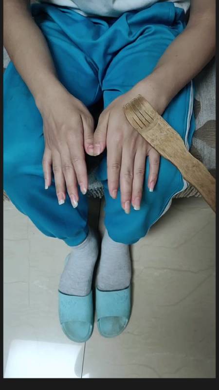 小学生留这么长指甲是要去跟人pk吗?-全民小视频