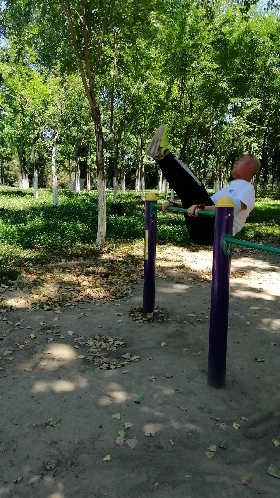 大爷公园玩单杠上来就是这么牛-度小视