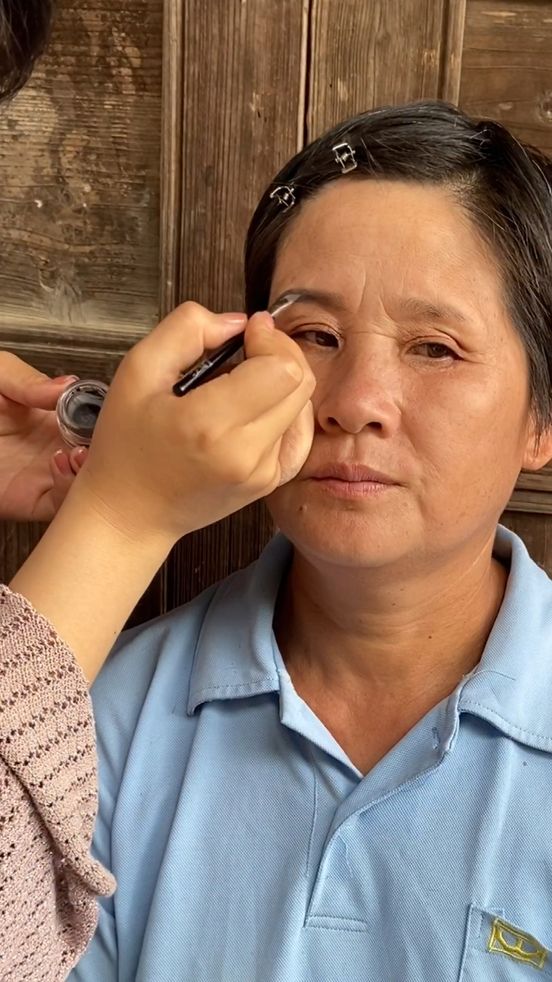 为农村妇女化妆#婶化完妆想找一件好看的衣服始终没有找到,才意识到