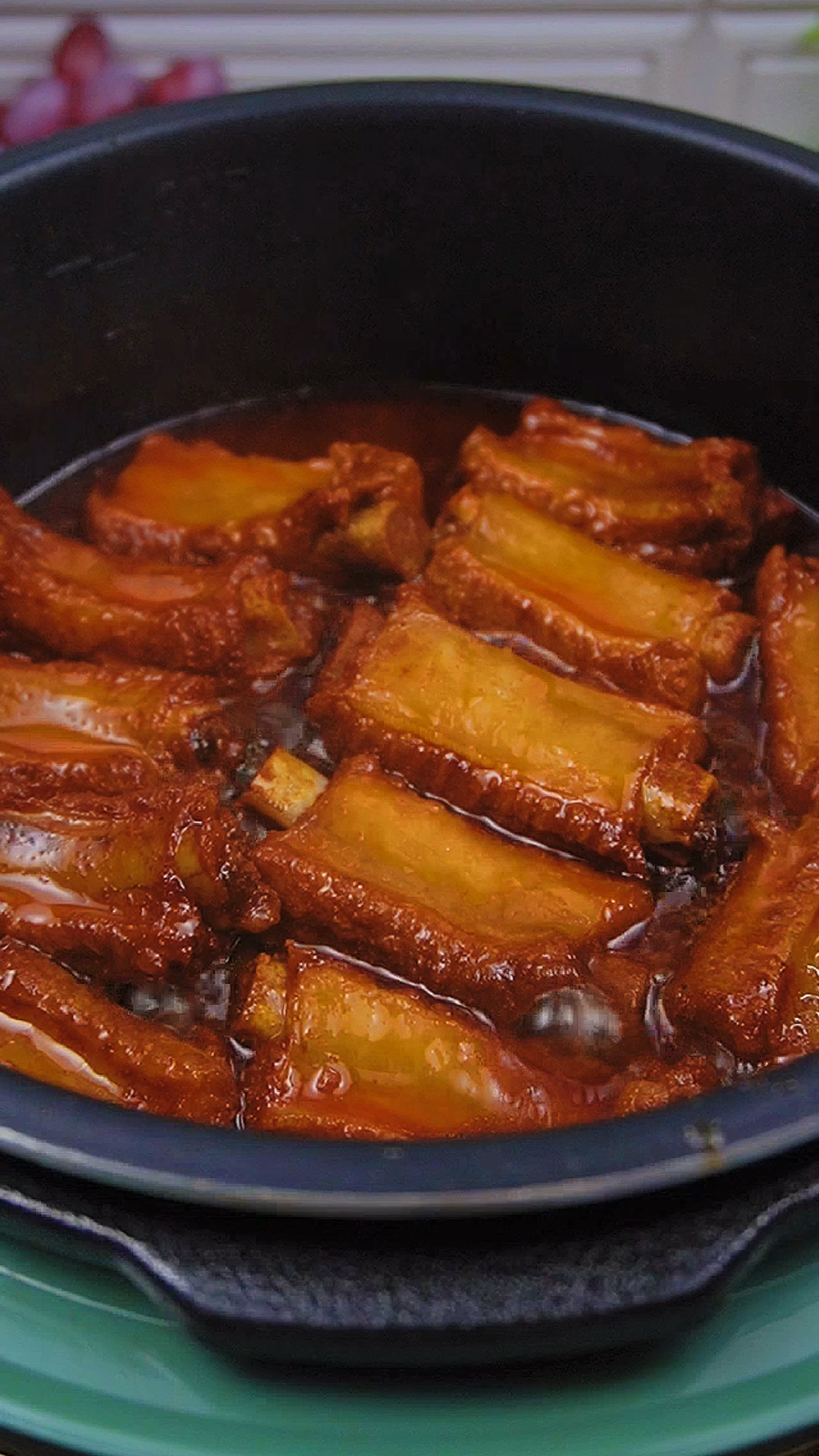 以前排骨买回来不是炖汤就是红烧,今天给孩子做了电饭锅焗排骨,上桌就