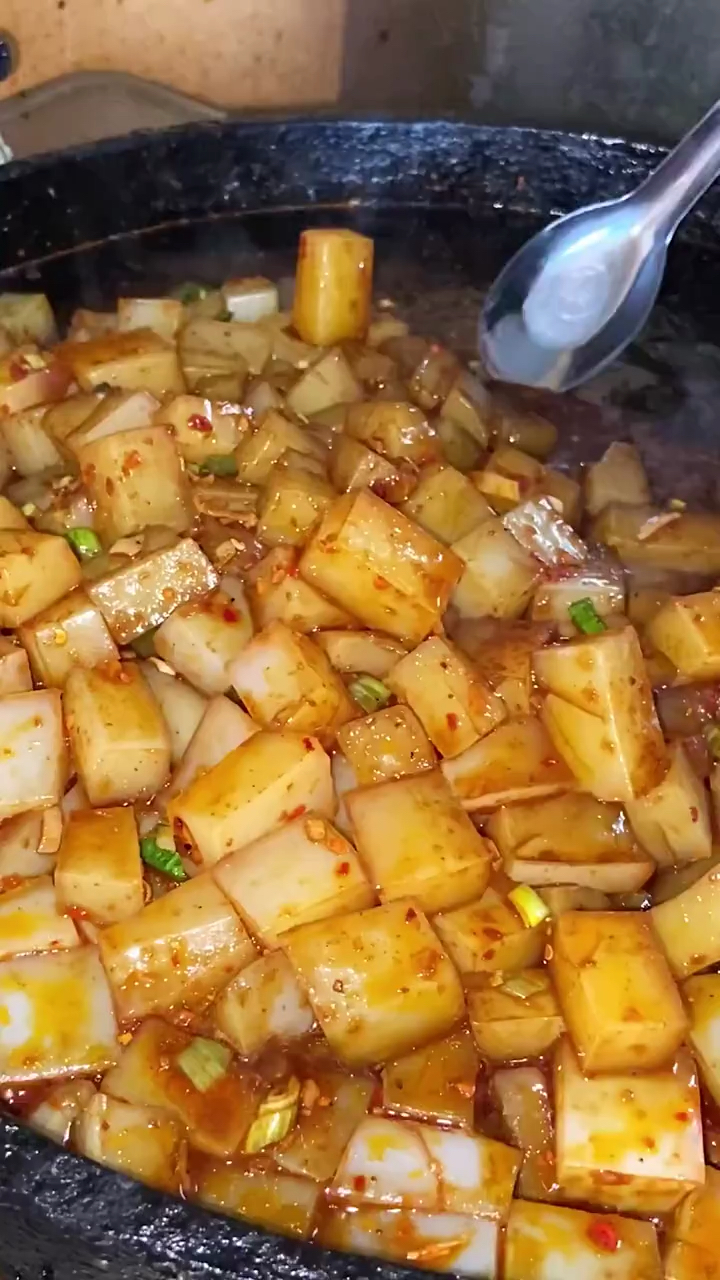 家乡特色美食#街头铁板炒凉粉,麻辣和酱香两种口味,特别受年轻人挥