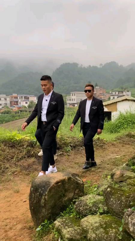 眼前这个人叫安哥,96年农村小伙以前在村里很多人瞧不起他,但是通过他