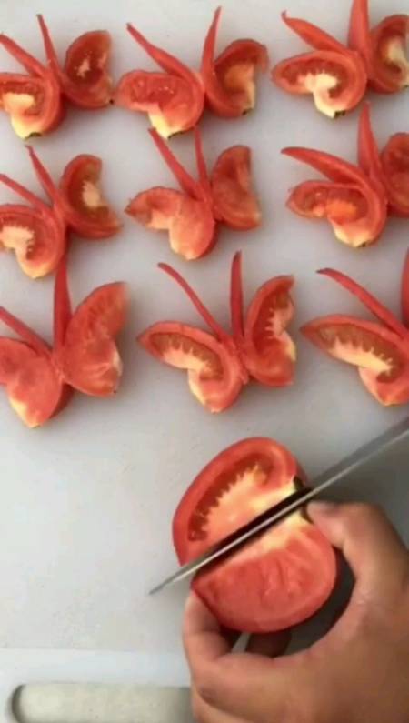 西红柿切成蝴蝶形状其实很简单