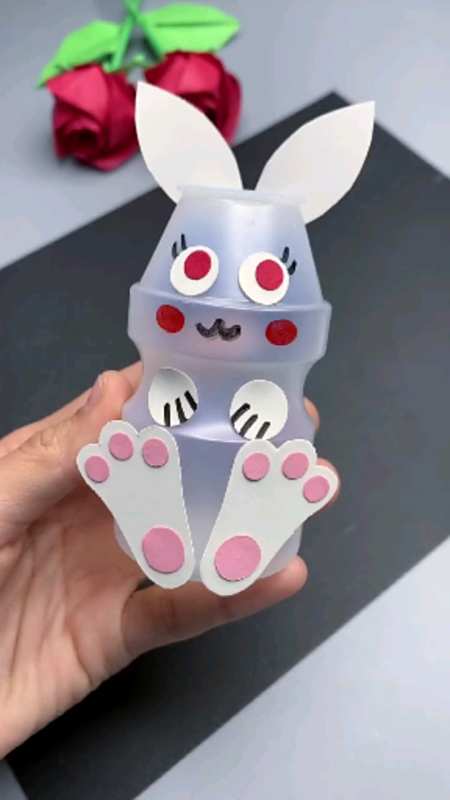 用饮料瓶做可爱的小兔子笔筒!