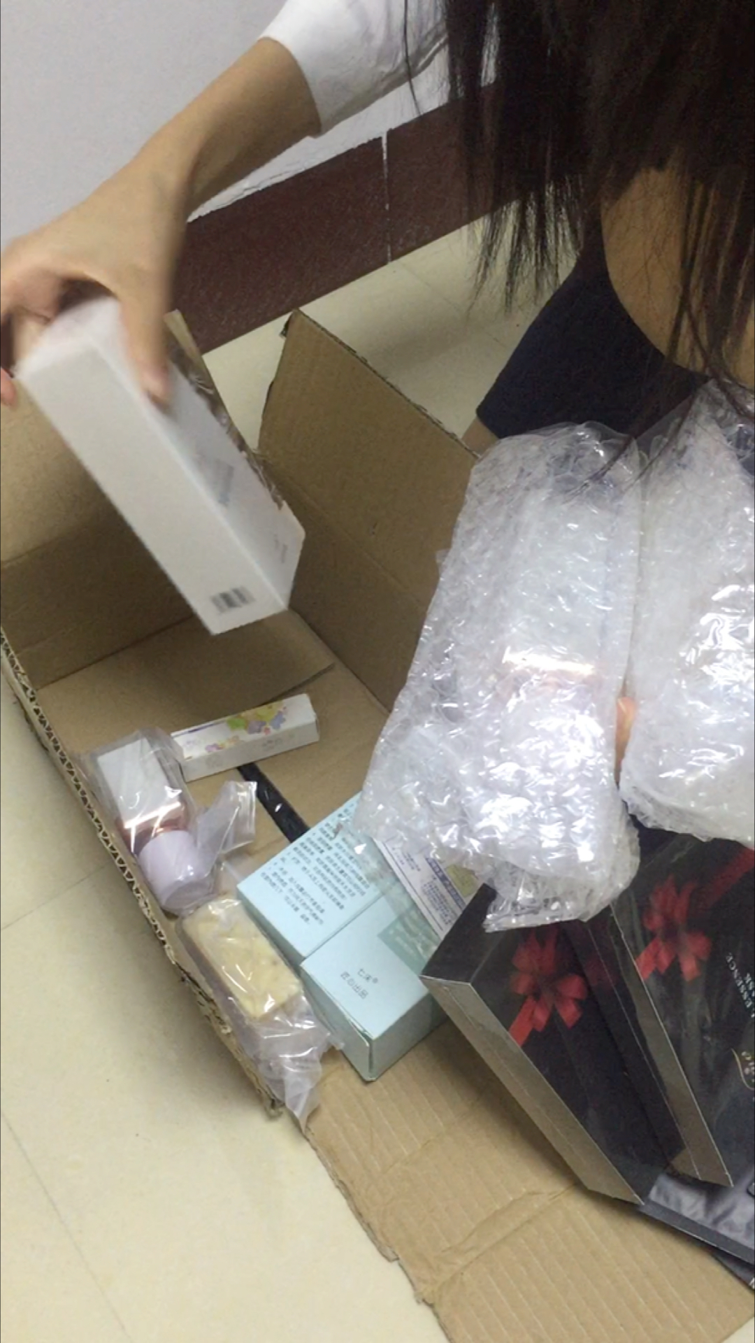 拆快递#最爱的护肤品到货啦,拆快递的快乐,哈哈哈