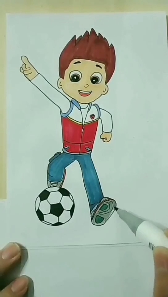 今天分享汪汪队莱德踢球简笔画