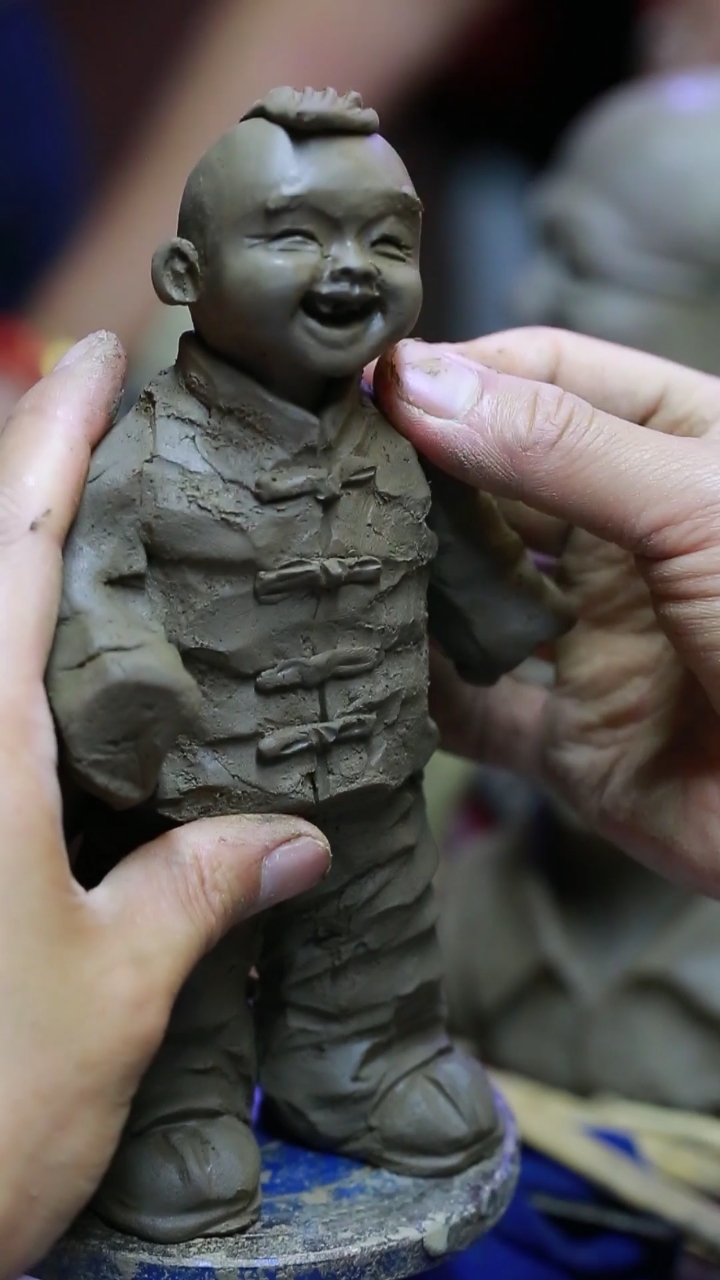 寻找最牛手艺人#小时候最喜欢玩泥巴捏小娃娃,没想到一捏就是一辈子