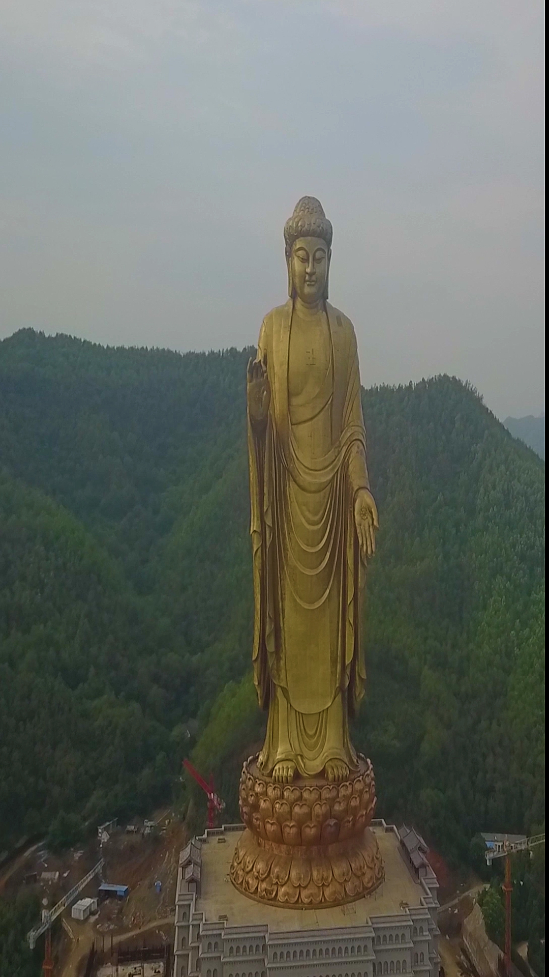 世界第一大佛,河南鲁山大佛,里面包含108公斤黄金,3800吨铜材,12亿