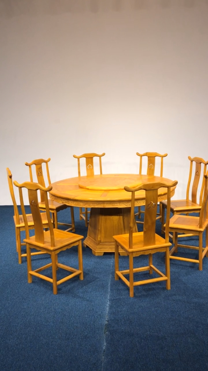 如今圆形餐桌颇受欢迎,圆桌不仅符合中国人"围坐"的饮食习惯,也蕴含着