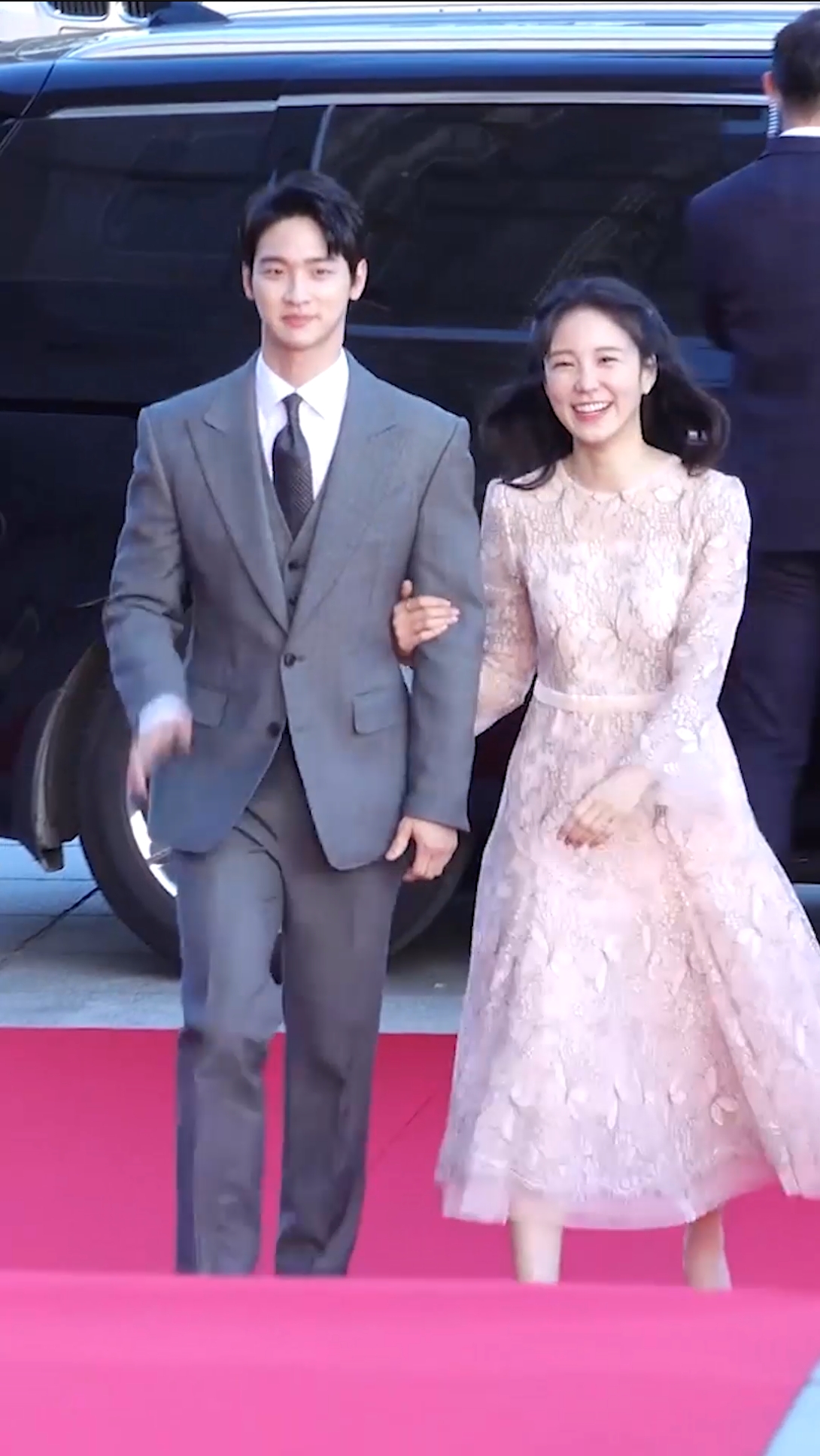 小脸绿豆就不用介绍了,女生是张艺媛