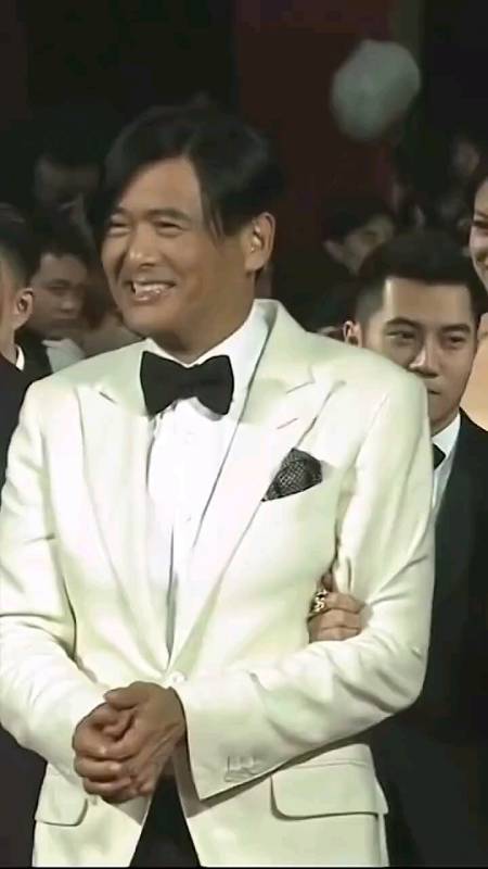 周润发出场自带音乐,天王郭富城秒变小弟,虽然年纪大了不再能驾驭大