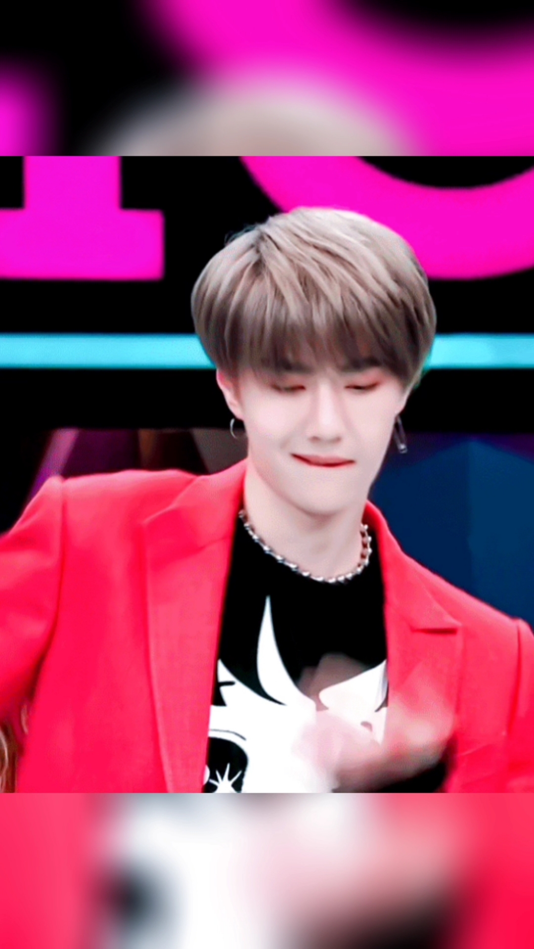 王一博74红衣娃娃头的你我怎么感觉最魅惑呢