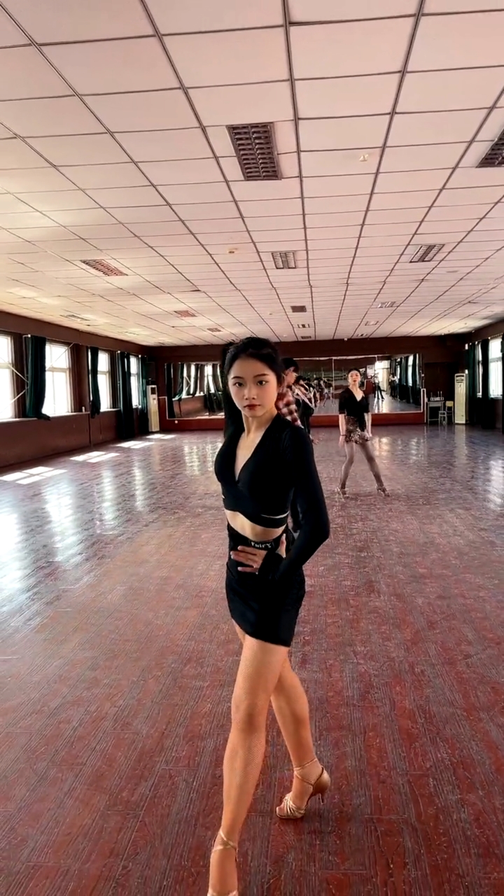 拉丁舞主要看气质舞界从来就不缺美女
