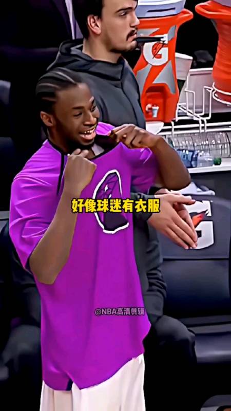 维金斯比赛没有带球衣,向现场球迷借,场面太可爱了吧09#篮球新时代