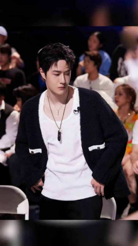 王一博#第一次觉得有人把开衫穿得这么好看,慵懒随意-度小视