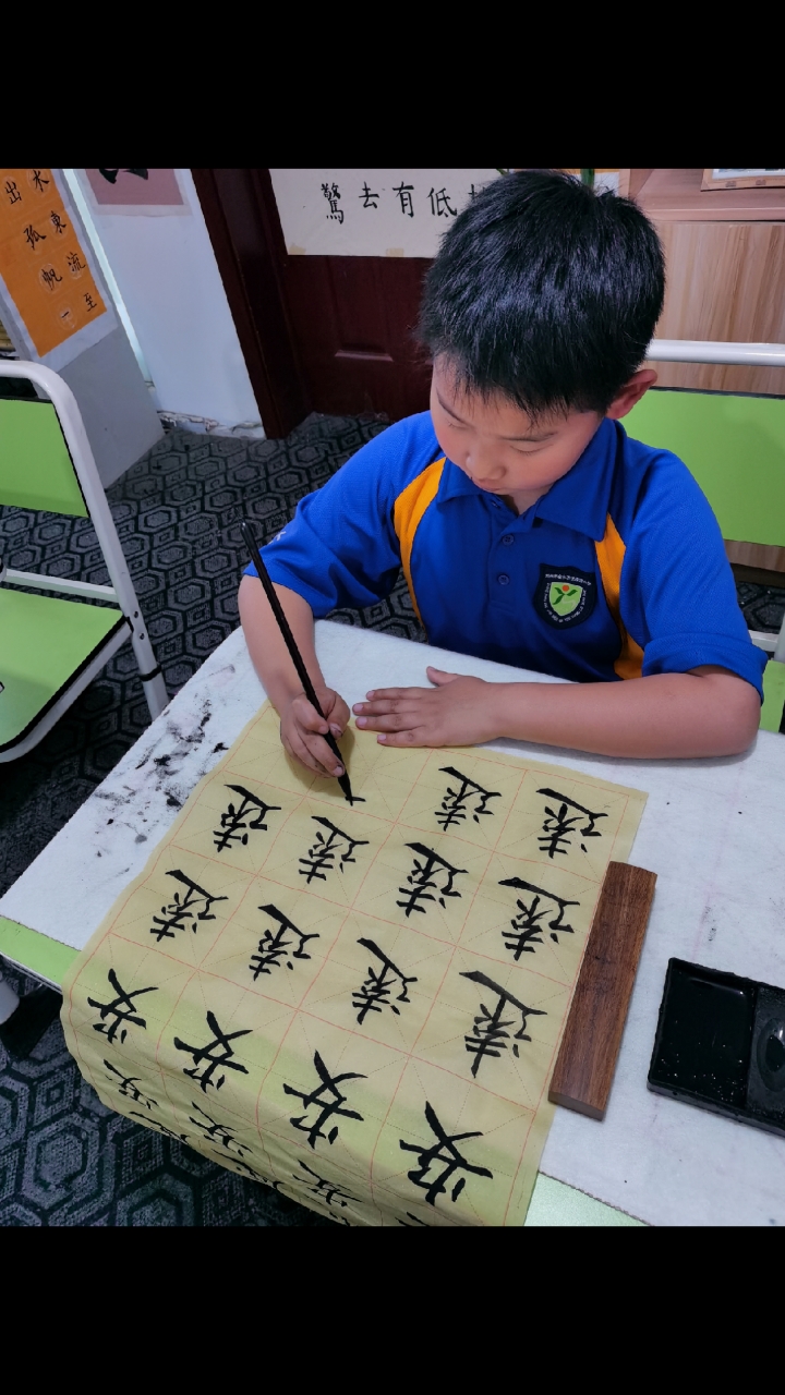 二年级小学生学习毛笔书法基本功强化训练中