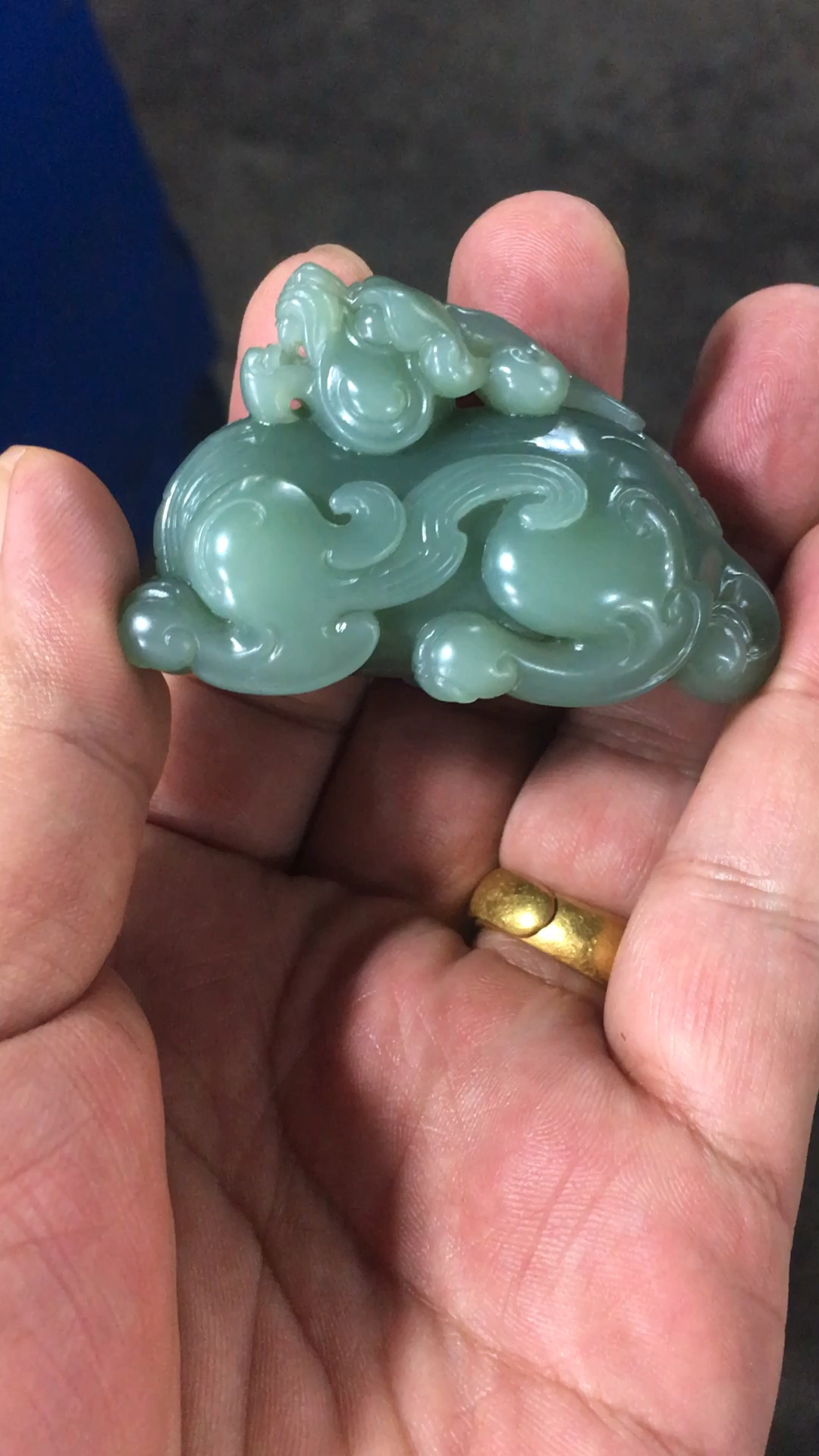 和田玉碧玉粉青,这是雕刻的一款貔貅,线条流畅,雕工精细,动态栩栩如生