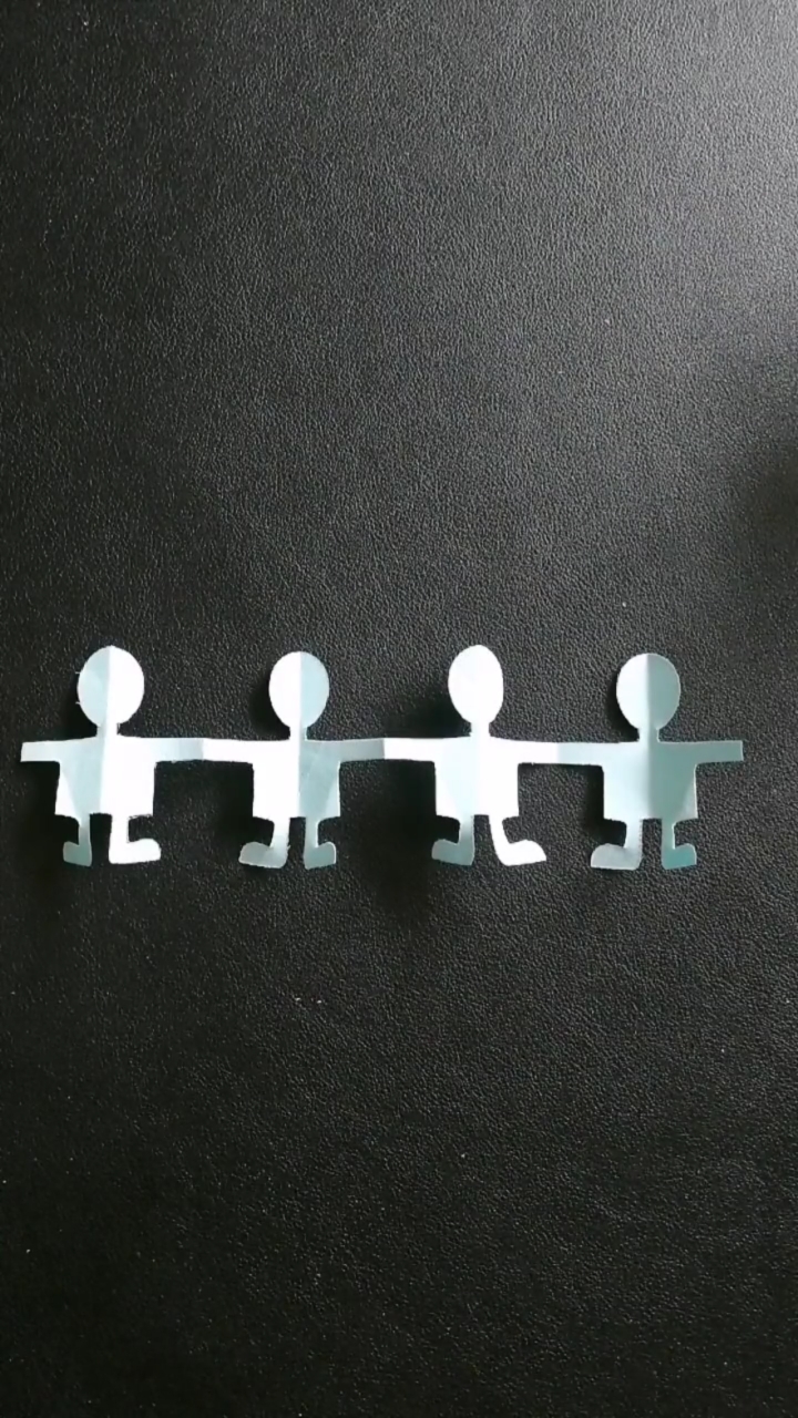 民间艺术#手工剪纸小孩手拉手,关注我,关注全民小视频.