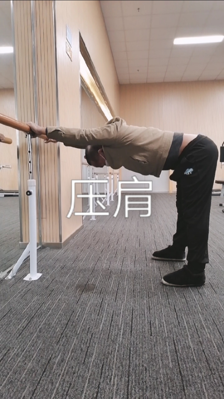 健身宁教练传递健身正能量压肩