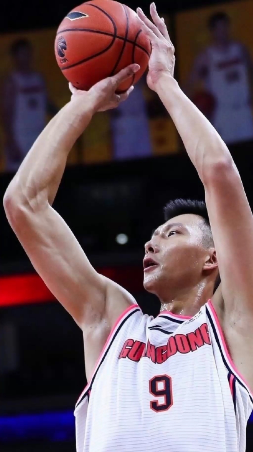 易建联"旱地拔葱"双手隔扣韩德君,真的是太霸气了!