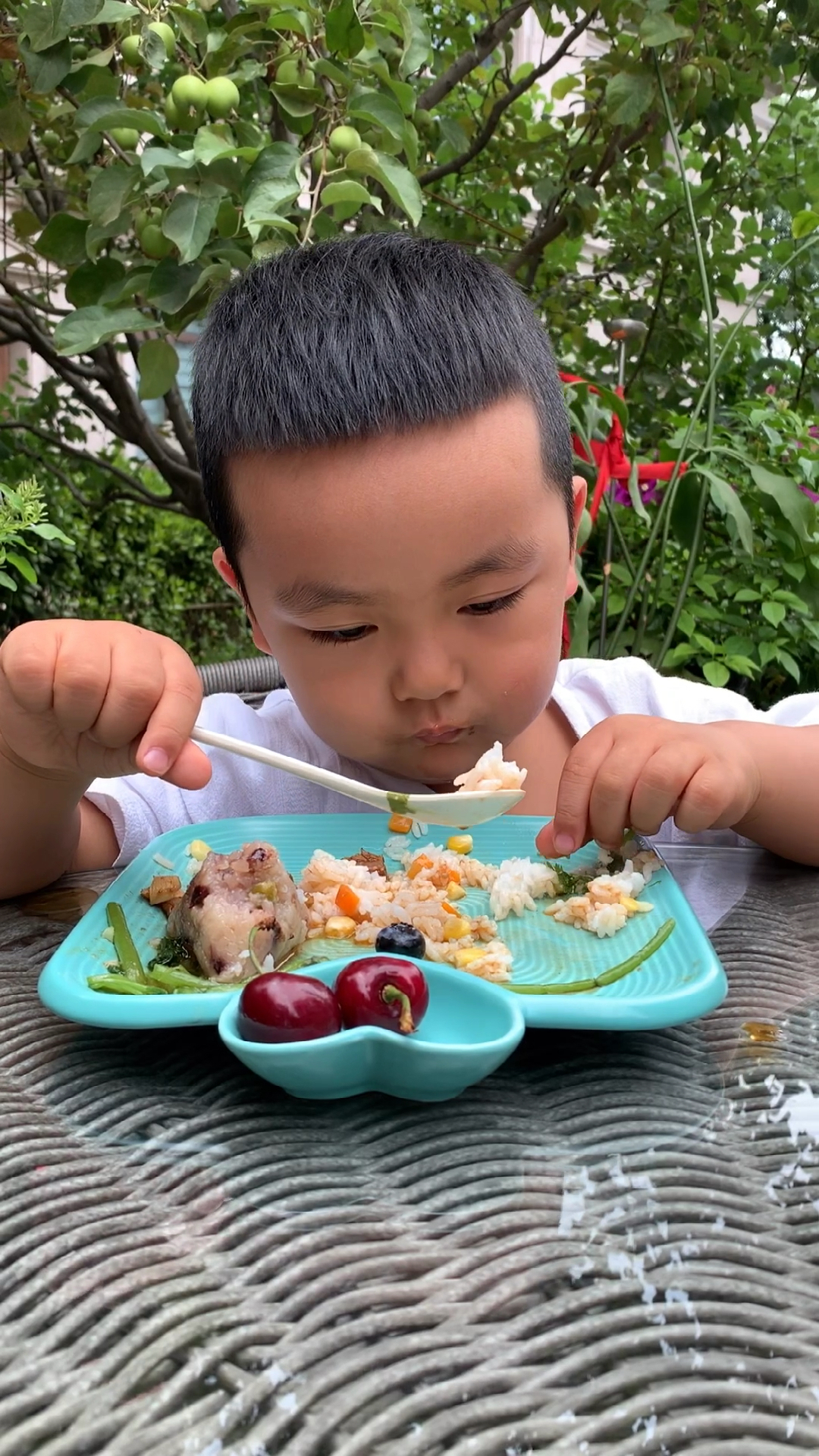 没有孩子天生不爱吃饭,只是饭量大小的问题,正确引导最关键