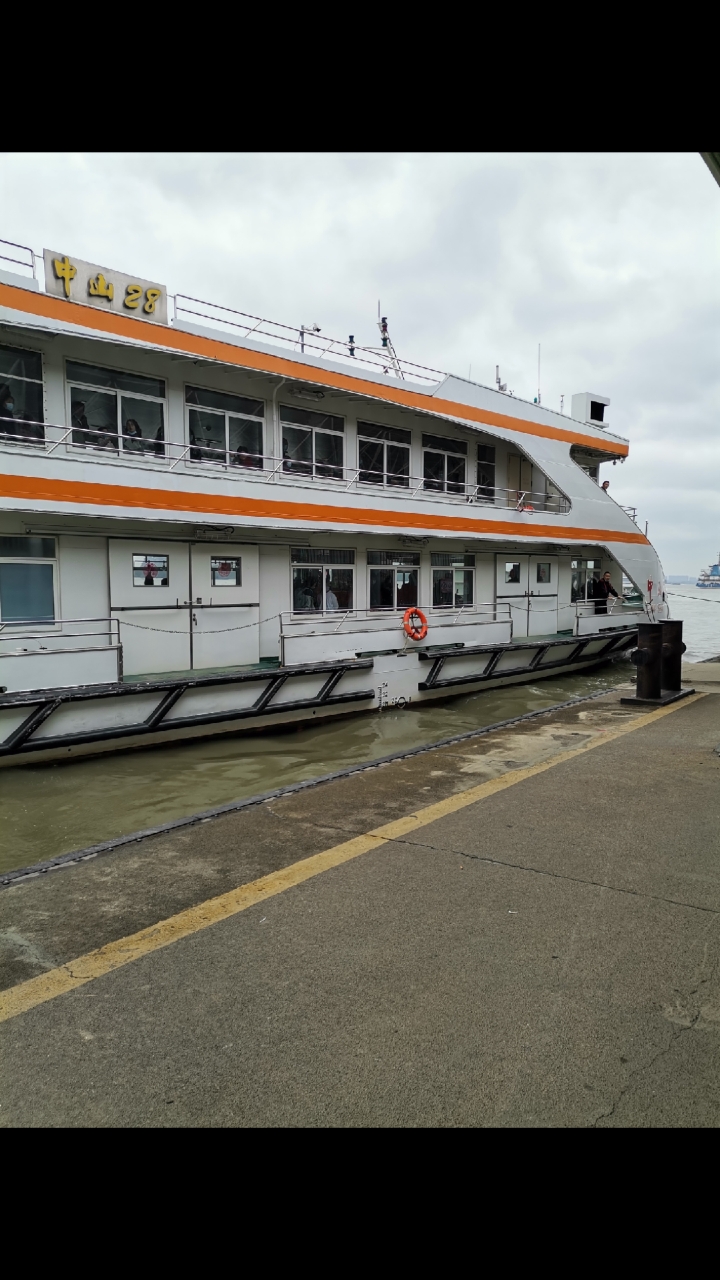 带宝宝坐船喽,第一次坐船感觉还不错!南京中山码头