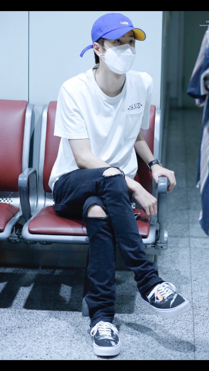 王一博#有多久没有见过王一博穿破洞裤了?