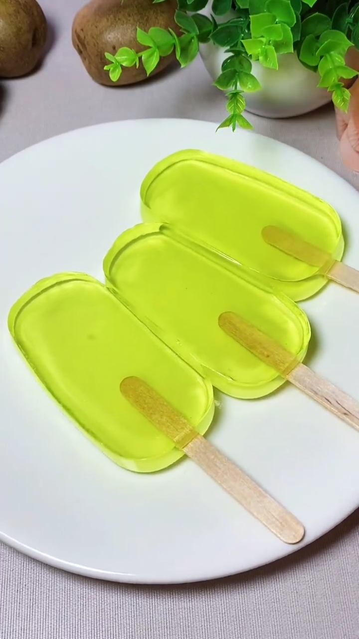 美食#绿色的冰棒,你们吃过吗?软软的,很q弹!