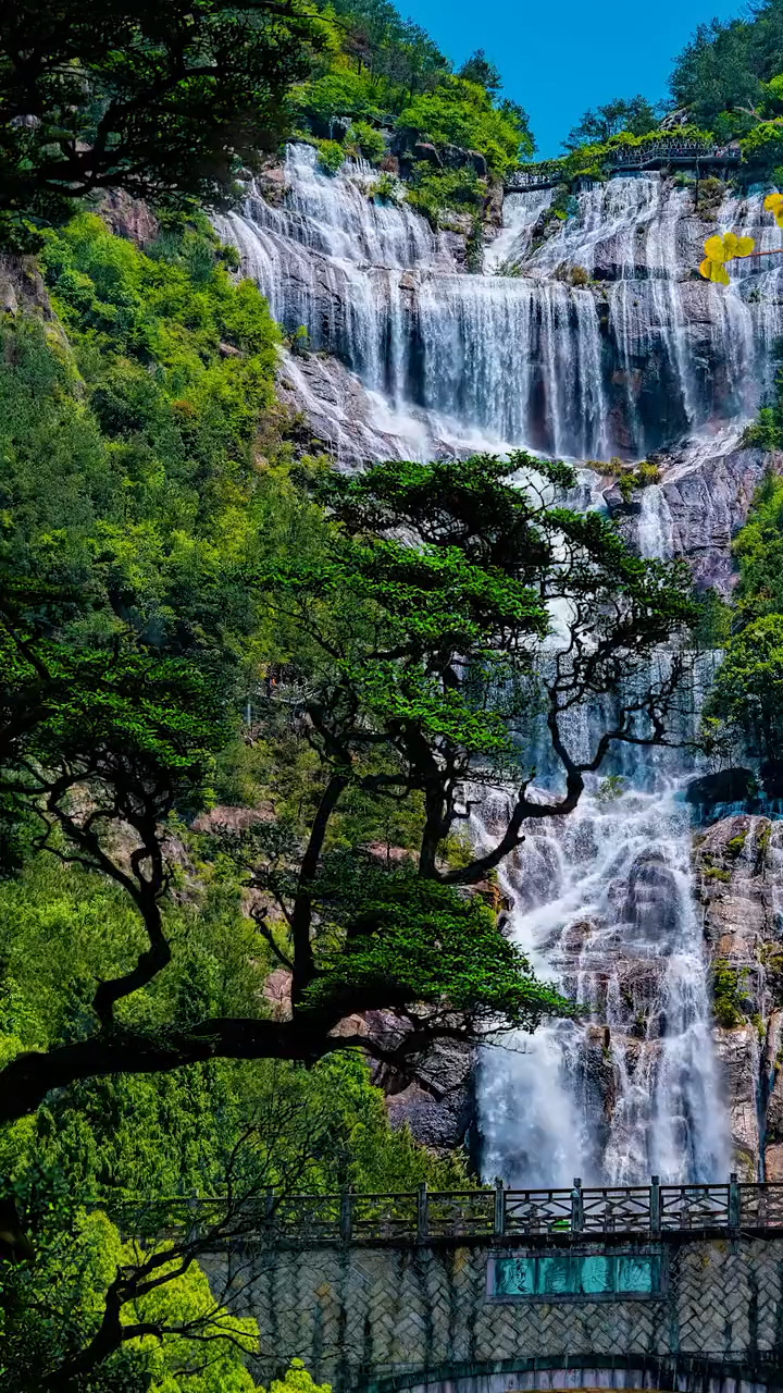 号称中华第一高瀑",落差达325米的天台山瀑布