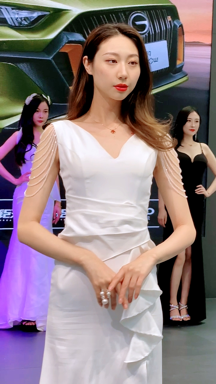 美女车模美艳的白衣车模走秀你们喜欢吗