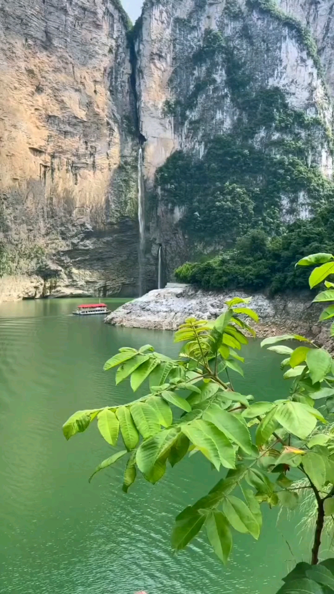 恩施:蝴蝶岩清江大峡谷